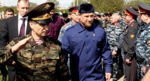 El ministro de Interior ruso y el líder checheno en una ceremonia.  :: AFP Y AP