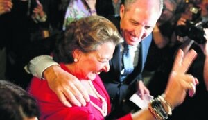 Francisco Camps y Rita Barberá celebran anoche su incontestable triunfo. ::
JESÚS SIGNES