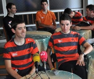 Mikel Nieve e Igor Antón, en el hotel del Euskaltel Euskadi durante la jornada de descanso de ayer. ::                             FOTO: EUSKALTEL