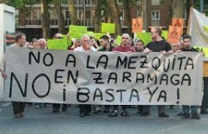 Manifestación en Vitoria contra la apertura de una mezquita. ::                             B. C.