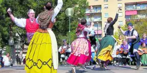 Actuación del grupo aragonés Xinglar, que estará en la Euskal Jaia de Eibar este fin de semana. ::
E. C.