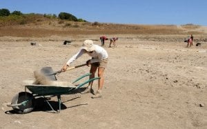 Una arqueóloga tira de pala en el yacimiento alavés. ::
IOSU ONANDIA
