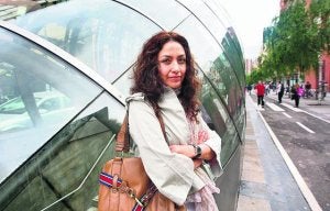 Desiree posa junto a la boca del metro de una céntrica calle de Bilbao. ::                             PEDRO URRESTI