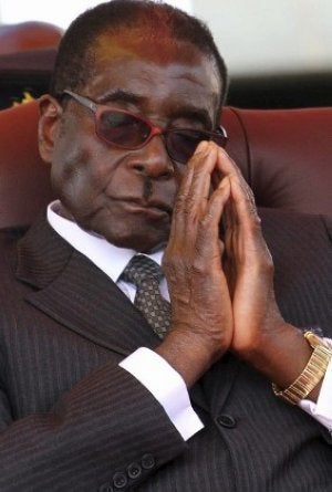 Mugabe, durante un acto en Harare el pasado abril. ::                             EFE