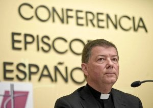 El portavoz de la Conferencia Episcopal, Juan Antonio Martínez Camino, durante su intervención de ayer. ::                             EFE