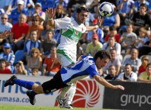 Óscar Rubio entra a Morán en un encuentro entre el Elche y el Hércules de hace dos campañas. ::                             EL CORREO