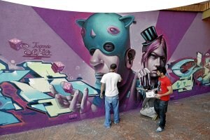 Dos jóvenes artistas retocan el mural que decora la fachada del número 6 de Paula Montal. ::
JESÚS ANDRADE