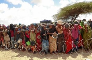 Refugiados somalíes esperan para recibir atención en un campo de Mogadiscio. ::
EFE