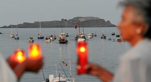 Los vecinos se echaron a la calle con cirios encendidos en un emotivo homenaje, mientras las barcas se recortaban sobre el perfil de la isla de Ízaro. ::
IGNACIO PÉREZ