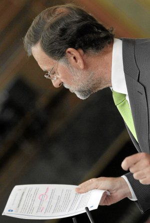 Rajoy consulta un texto.