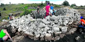 Jóvenes voluntarios restauran la vieja cabaña de la Mesta en el parque natural de Valderejo ::                             IGOR AIZPURU