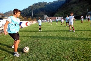 El Ayuntamiento proyecta colocar hierba artificial en el campo de Zaldupe. ::
MAIKA SALGUERO