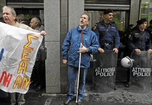 La Policía protege el ministerio de Finanzas en Atenas durante otra protesta contra los recortes. ::
EFE