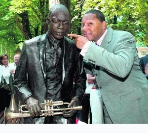 Wynton Marsalis, junto a su escultura, situada en el parque de La Florida. /J. Mingueza