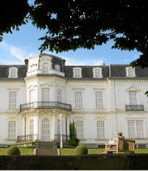 Vista frontal del Palacio de Aiete de San Sebastián, emblemático escenario en el que se celebrará mañana la Conferencia internacional por la Paz. :: JUANJO AYGÜES