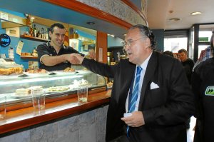 El alcalde, Iñaki Azkuna, toma una consumición en un bar de Bilbao. ::
BORJA AGUDO