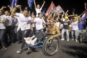Seguidores de Daniel Ortega, durante la celebración en Managua de su reelección como presidente. ::
AP
