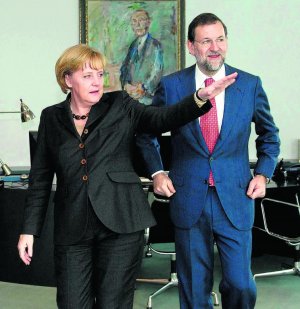 El PP ha explicado cuáles van a ser sus tres objetivos económicos. En la foto: Merkel y Rajoy en 2008./ Atlas | AFP