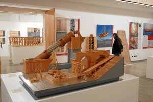 La exposición recrea piezas de ingeniería romana. En la foto, la construcción de un puente y un tornillo para sacar agua. ::
ALFREDO IGLESIAS