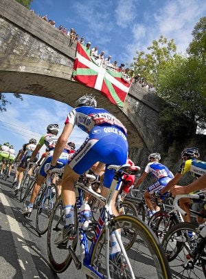 El pelotón, durante la etapa Bilbao-Vitoria. ::                         EL CORREO