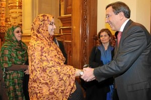 José Luis Bilbao recibe a Aminatu Haidar en el Palacio foral. ::                         TELEPRESS