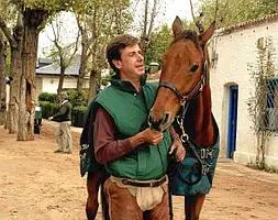 Cayetano Martínez de Irujo con uno de sus caballos. / EFE