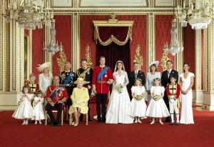38,2 millones de euros maneja la realeza británica. Cada ciudadano aporta 75 céntimos. En la foto, toda la familia en la boda de Guillermo y Kate.  :: Reuters