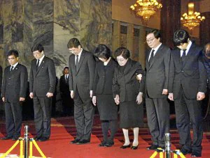 La viuda del expresidente surcoreano Kim Dae-Jung, en el centro, ante el cuerpo de Kim Jong-Il. ::                         Afp