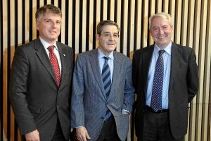 Xabier Iturbe, Mario Fernández y Carlos Zapatero, presidentes de Kutxa, BBK y Vital. ::                         TELEPRESS
