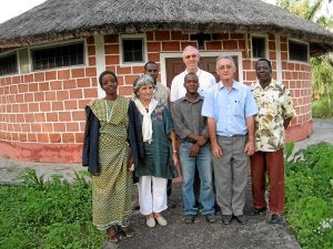 El profesor de bioética Jesús Zubiria es responsable de proyectos de salud en Mozambique.