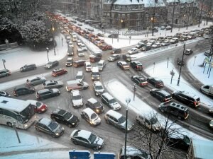 El tráfico quedó paralizado en las calles de Bruselas después de una fuerte nevada que coincidió con la 'hora punta'. ::                         AFP