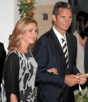La Infanta Cristina e Iñaki Urdangarin, en una imagen tomada en Grecia en agosto de 2010. :: EFE