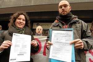 Mari Mar Salazar y Roberto Vecino, dos perceptores 'ilocalizables', muestran cómo comunicaron su cambio de domicilio. :: TELEPRESS