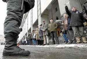 Partidarios de los grupos opositores a Vladímir Putin protestan en fila frente a la Policía. ::                         REUTERS