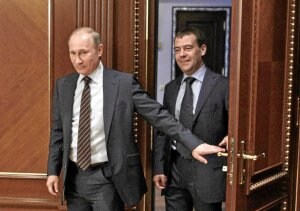 Putin y Medvédev, poco antes de iniciar ayer una reunión. ::                         EFE
