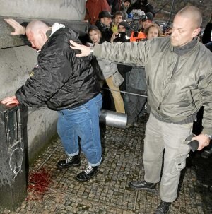 Un neonazi detenido tras unos altercados en Praga. ::                         AFP
