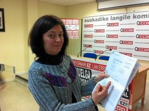 María José sostiene el fallo y muestra el dedo reimplantado./ L. Gómez   | Vídeo: EP