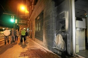 Cajero bancario quemado anoche en la Ribera del Casco Viejo de Bilbao. ::                         LUIS ÁNGEL GÓMEZ