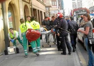 Equipos sanitarios trasladan a uno de los ertzainas heridos tras el ataque a los juzgados de Bilbao.
