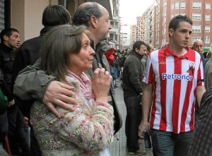 Cientos de personas se congregaron ayer en los alrededores de la parroquia del Corpus Christi en Bilbao para apoyar a la familia del joven fallecido.