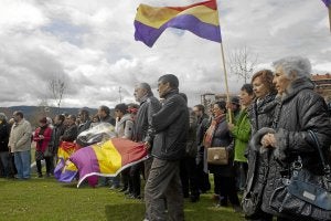 En la memoria. Los republicanos rindieron homenaje a los represaliados de la Guerra Civil. ::
H. PÉREZ