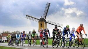 El pelotón de ciclistas, a su paso por una de las zonas típicas de Holanda, donde tuvo lugar la carrera.  ::                         EFE