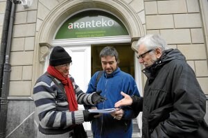 Miembros del colectivo contra el fracking, en el Ararteko. /I. ONANDIA