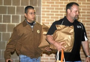 A la izquierda, George Zimmerman, sale de la cárcel del condado de Seminole, en Florida, tras pagar la fianza. ::                         REUTERS