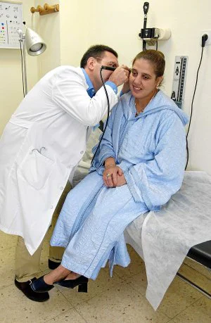 Un médico explora a un paciente marroquí. ::                         J. R. LADRA