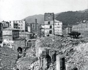 Las bombas aniquilaron el casco medieval de la ciudad. ::
ARCHIVO MUNICIPAL DE EIBAR