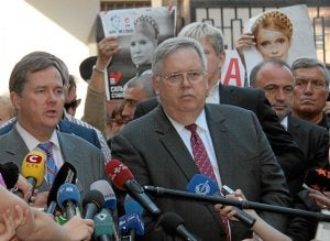 El embajador de EE UU en Ucrania conversa con la prensa tras visitar ayer a Julia Timoshenko en el hospital. ::                         AFP