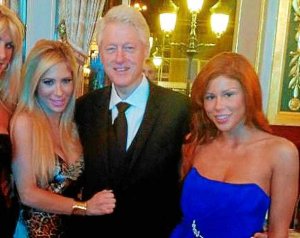 Bill Clinton se deja ver del brazo de dos actrices porno en Mónaco | El  Correo