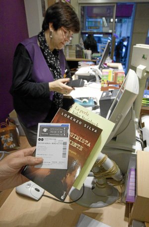 Un cliente de una tienda donostiarra adquiere unos libros con el 'bono cultura'. ::                         EL CORREO