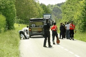 Agentes realizan el atestado mientras miembros de la funeraria recogen el cadáver. /J. Andrade